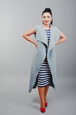 Tam uzunlukta stüdyo esmer kız gri ceket vurdu, reklam