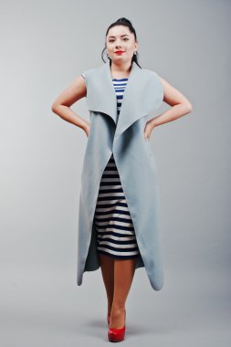 Tam uzunlukta stüdyo esmer kız gri ceket vurdu, reklam