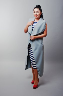 Tam uzunlukta stüdyo esmer kız gri ceket vurdu, reklam