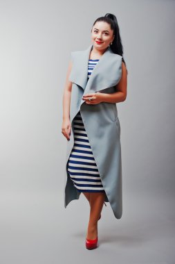 Tam uzunlukta stüdyo esmer kız gri ceket vurdu, reklam