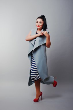 Tam uzunlukta stüdyo esmer kız gri ceket vurdu, reklam