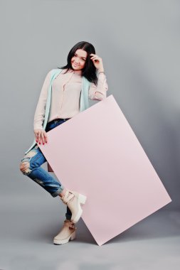 Tam uzunlukta stüdyo portre yırtık kot adlı genç kız modeli 