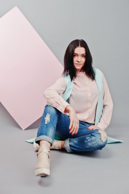 Tam uzunlukta stüdyo portre yırtık kot adlı genç kız modeli 