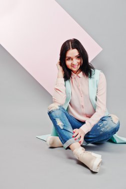 Tam uzunlukta stüdyo portre yırtık kot adlı genç kız modeli 