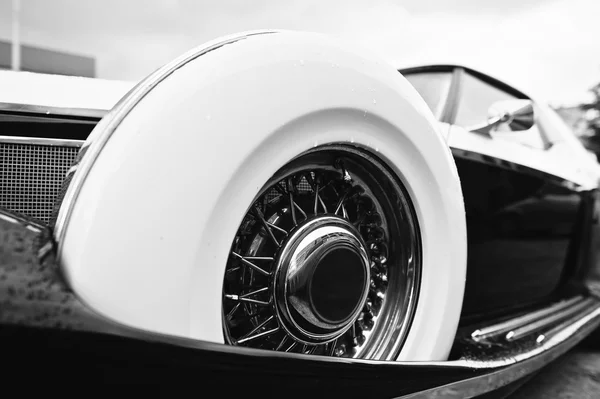 Roue vintage à voiture rétro. Photo noir et blanc — Photo