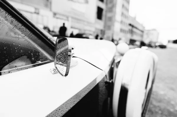 Боковое зеркало заднего вида у старинного ретро-автомобиля. Черное и белое — стоковое фото