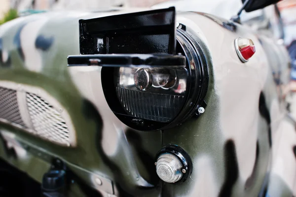 軍用車のヘッドライトをクローズ アップ. — ストック写真