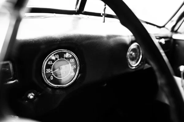 Compteur de vitesse de voiture vintage. Gros plan du tableau de bord en classe — Photo