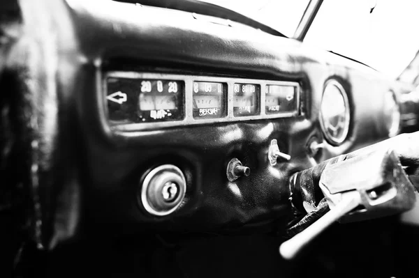 Interior dashboard of a classic vintage car. Black and white — Stock Photo, Image