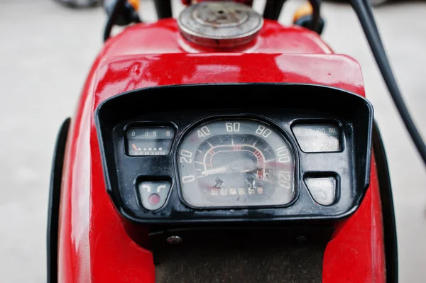 Oude motorfiets snelheidsmeter. Close-up van het dashboard op rode cyc — Stockfoto