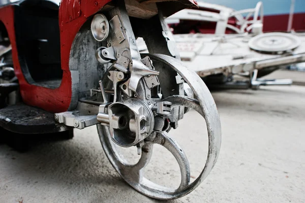 Metalen wiel schijf op handgemaakte motorfiets — Stockfoto