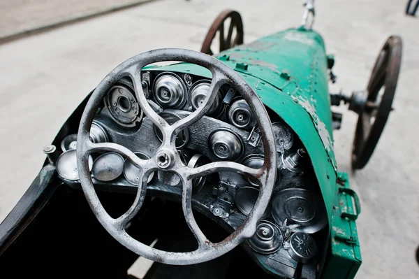 Volante de hierro hecho a mano en coche deportivo vintage —  Fotos de Stock