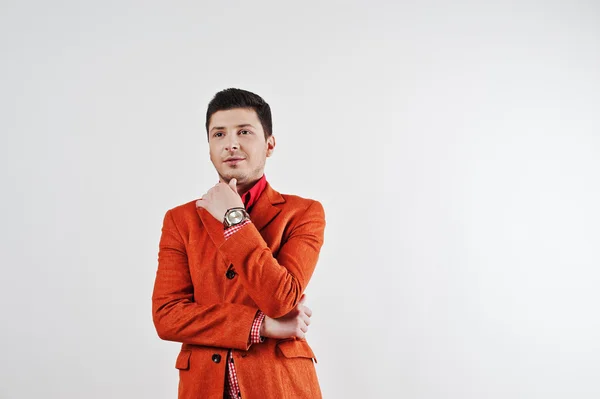 Mode jeune homme en costume orange pose décontractée au studio — Photo