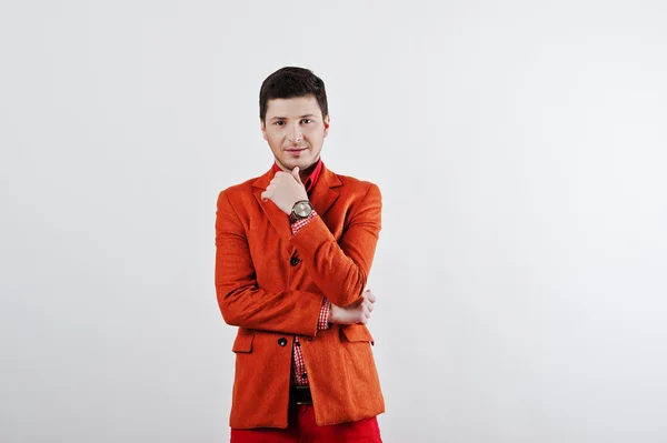 Mode jeune homme en costume orange et pantalon rouge pose occasionnelle à s — Photo