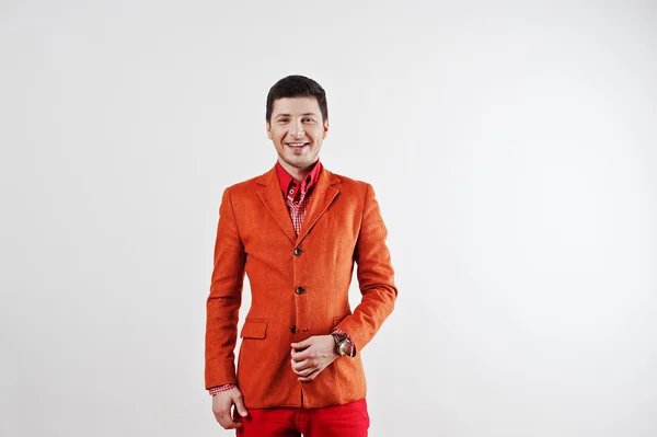 Móda se mladý muž v oranžové barvy a červené kalhoty příležitostné p — Stock fotografie