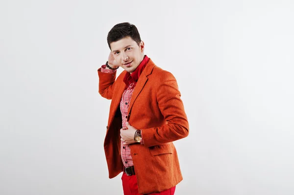 Mode jeune homme en costume orange et pantalon rouge pose occasionnelle à s — Photo