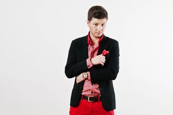 Mode jeune homme en costume noir et pantalon rouge pose décontractée à st — Photo