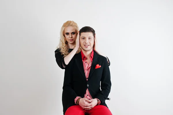 Retrato de estúdio de jovem casal bonito elegante. Menina segurando — Fotografia de Stock