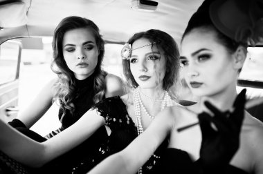 Eski klasik vintag retro tarzı elbise koltuk üç genç kız