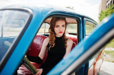 Vintage arabada oturan retro tarzı parlak makyaj ile güzel seksi moda kız modeli Portresi 