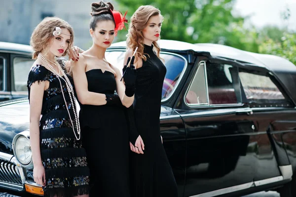 Tres muchacha joven en vestido de estilo retro cerca de la vieja c clásica vintage — Foto de Stock