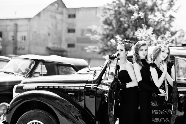 Tres muchacha joven en vestido de estilo retro cerca de la vieja c clásica vintage —  Fotos de Stock