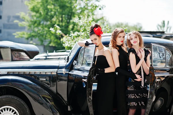Tres muchacha joven en vestido de estilo retro cerca de la vieja c clásica vintage — Foto de Stock