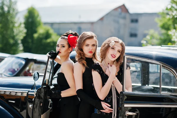 Três jovem menina em estilo retro vestido perto de idade clássico vintage c — Fotografia de Stock