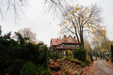 Eski Gotik konağının sonbahar yard