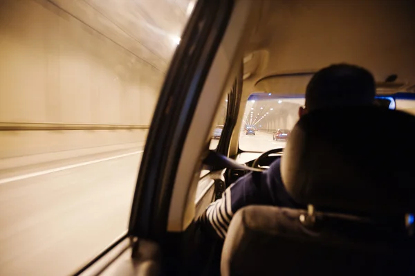 从车窗看, 汽车在灯光下穿过隧道 — 图库照片
