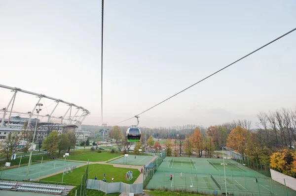 Luchtfoto van kabelbaan van voetbal stadion en tennis Hof — Stockfoto