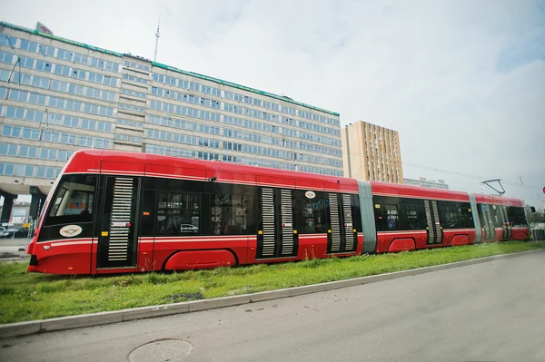 Katowice, Polska - 24 października 2014: Czerwony tramwaj ruchu na drodze — Zdjęcie stockowe