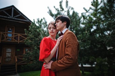 Kaç kucaklama arka plan kozalaklı ağaçların içinde. Velve şık adam