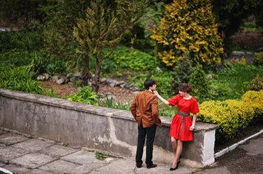 Park bahçesinde birbirlerine aşık olan bir çift. Kadife jac şık adam