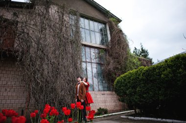 Çift büyük w ile aşk arka plan eski konak ev sarılma