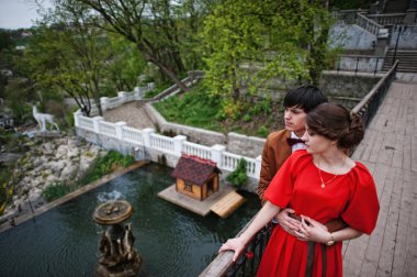 Çeşme ile nehir aşk arka plan köprü sarılma Çift.