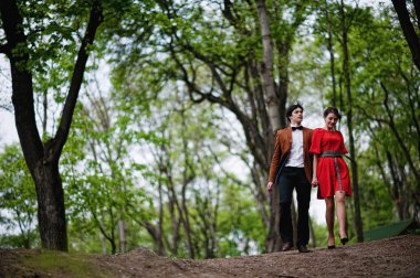 Green Park'ta aşık yürüyen mutlu bir çift. Velve de şık adam