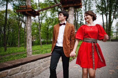 Green Park'ta aşık yürüyen mutlu bir çift. Velve de şık adam