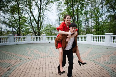 Aşık yürüyen mutlu bir çift. Kadife ceket rulo şık adam