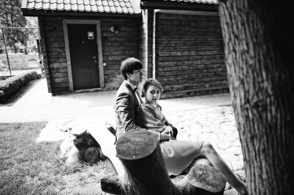 Um casal sentado no banco. Homem elegante no casaco de veludo e menina i — Fotografia de Stock