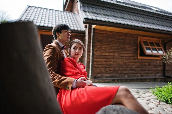Paar zittend op de Bank. Stijlvol man bij fluwelen jas en meisje ik — Stockfoto