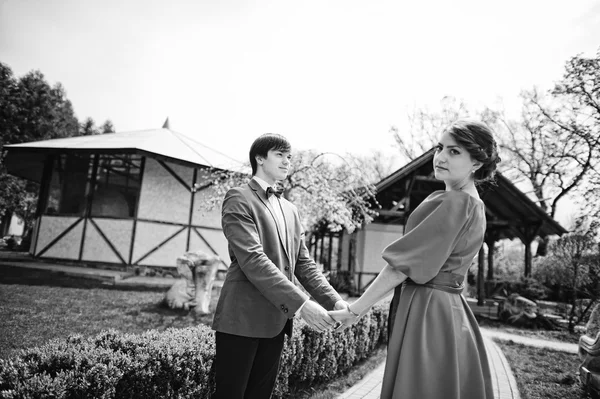 Pareja cogida de la mano. Hombre con estilo en chaqueta de terciopelo y chica en r —  Fotos de Stock