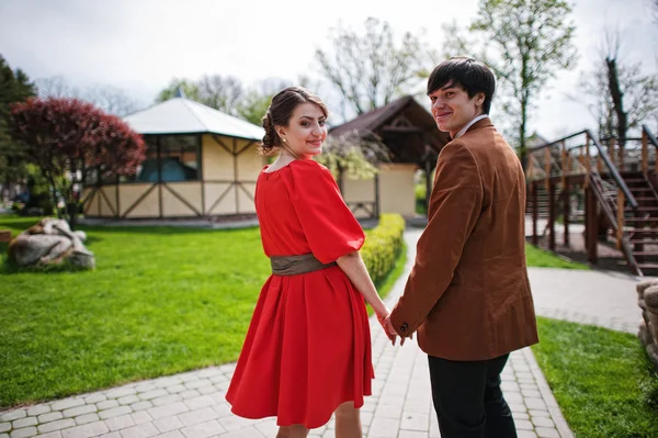 Vista trasera de pareja cogida de la mano. Hombre con estilo en chaqueta de terciopelo — Foto de Stock