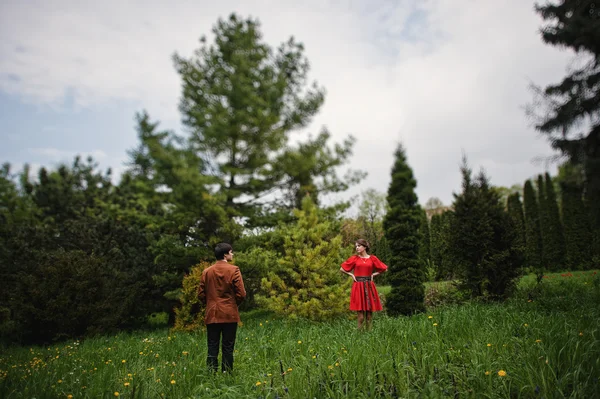 Pareja abrazándose en el amor en el hermoso paisaje de árboles y meado — Foto de Stock