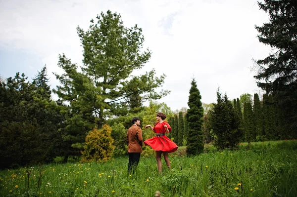 Пара обнимающихся влюбленных на прекрасном ландшафте деревьев и луга — стоковое фото