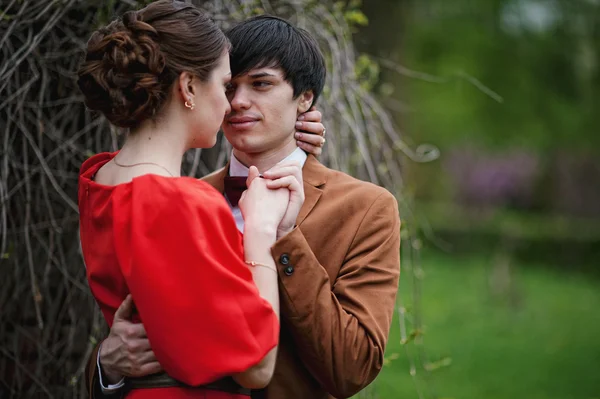 Casal abraçando no fundo de amor ramos secos no campo. Elegante — Fotografia de Stock