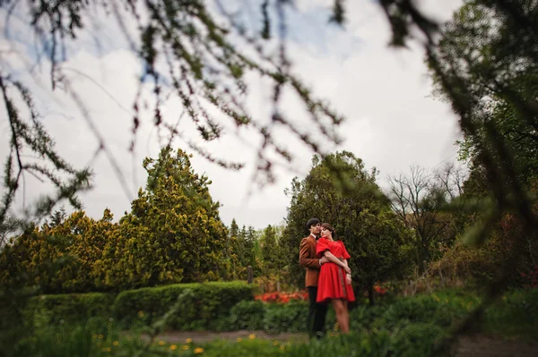 Pareja abrazándose en el amor en el jardín del parque. Hombre con estilo en jac de terciopelo — Foto de Stock