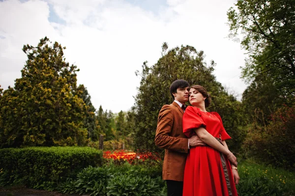 Para przytulanie w miłości w parku ogród. Stylowy człowiek w Velvet Jac — Zdjęcie stockowe