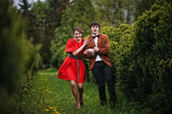 Boldog és mosolygott pár futás szerelmes Park kertjében. Elegáns — Stock Fotó