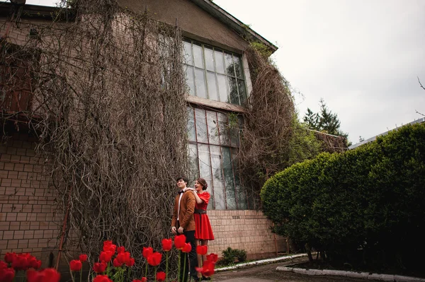 Casal abraçando no fundo do amor velha mansão casa com grande w — Fotografia de Stock
